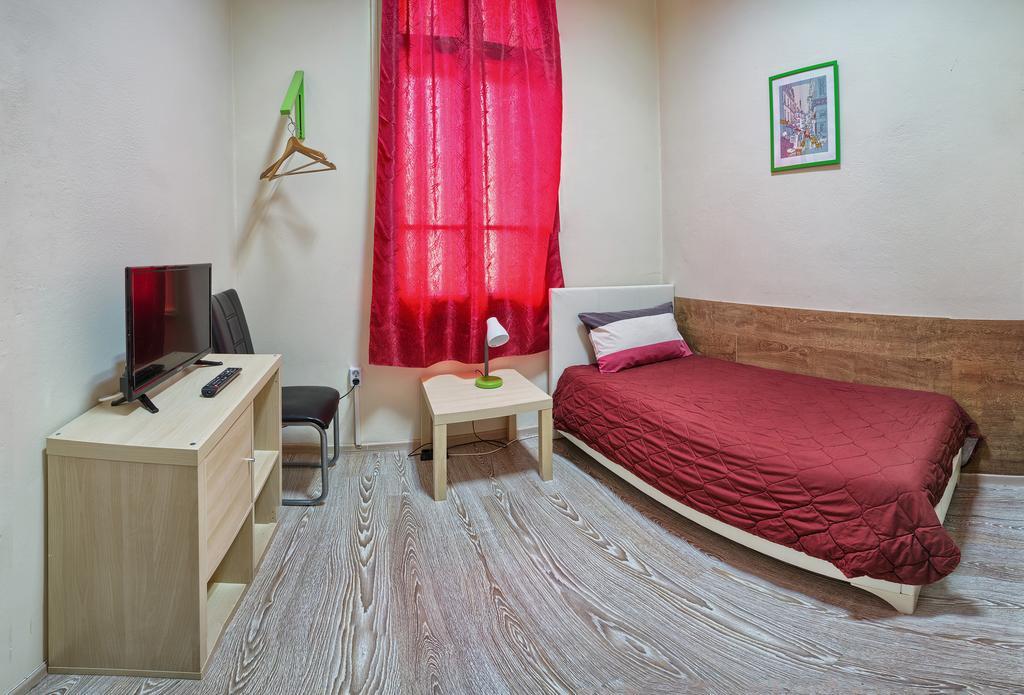 32 Hostel *