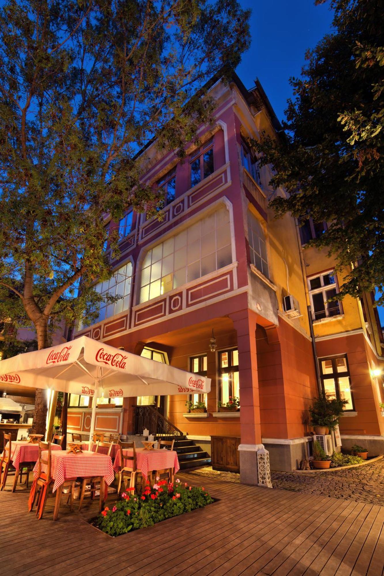 32 Hostel *