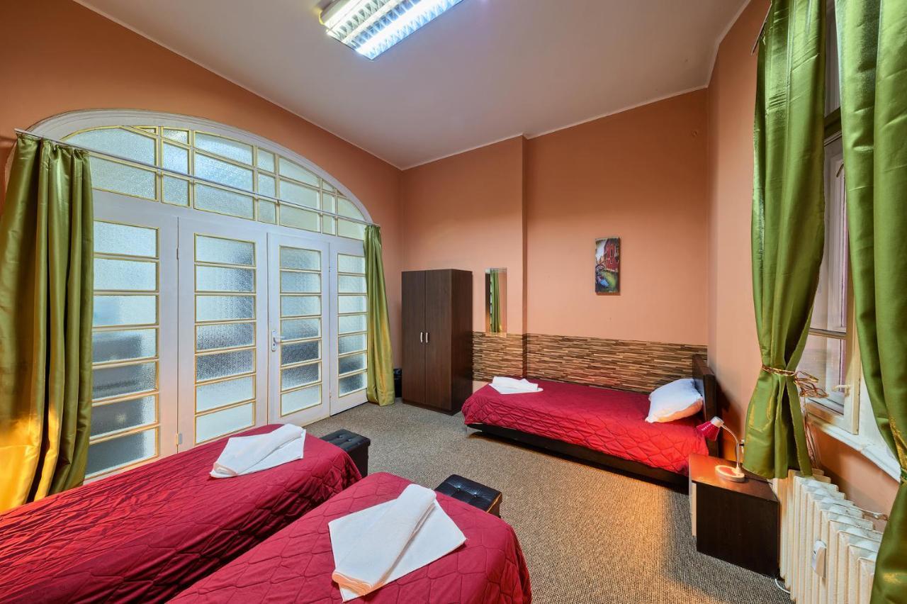 Hostel 32 *