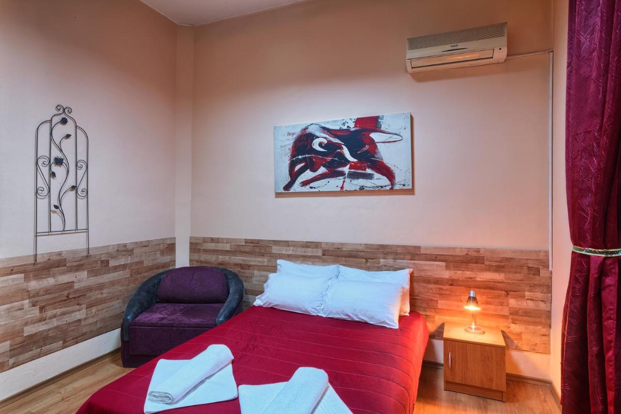 32 Hostel *
