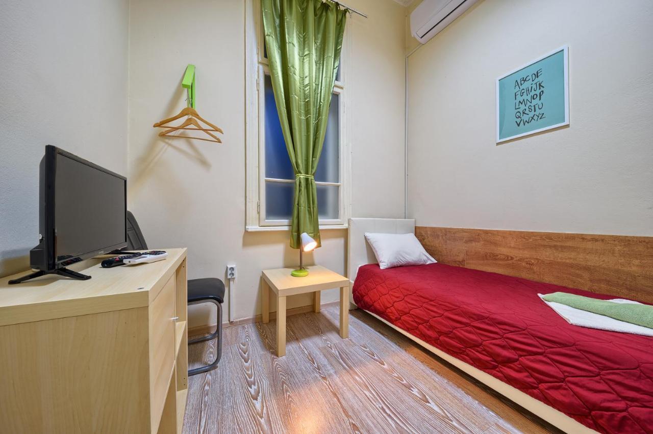 32 Hostel *