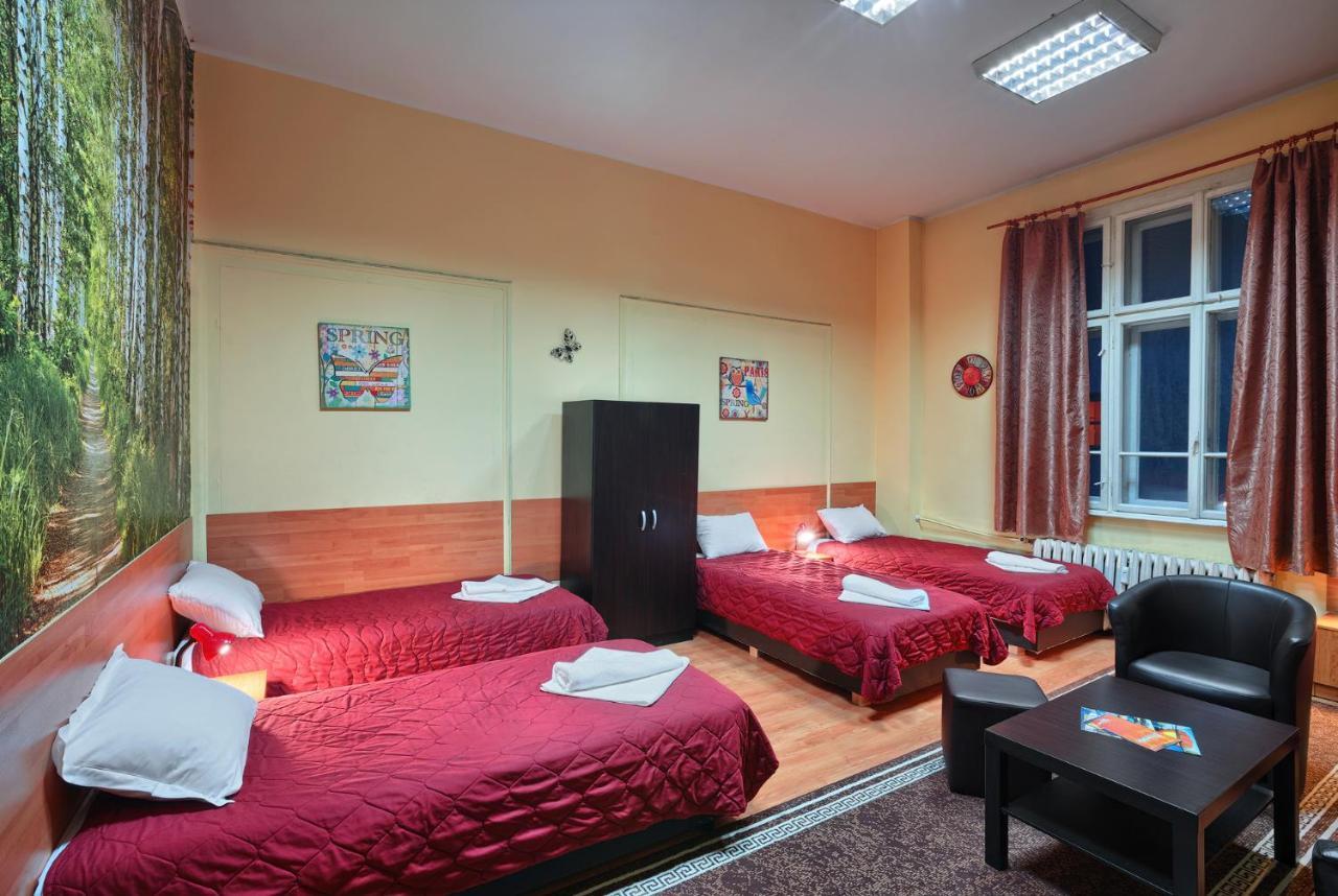 Hostel 32 *