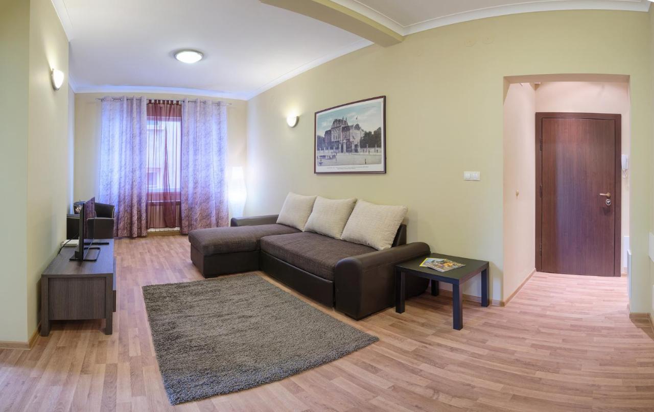 32 Hostel *